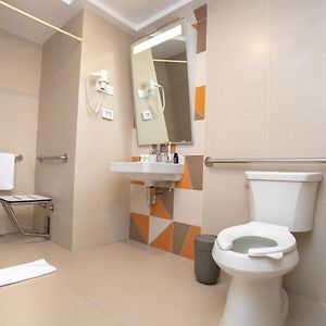 Habitación con Cama Queen Adaptada para Discapacitados